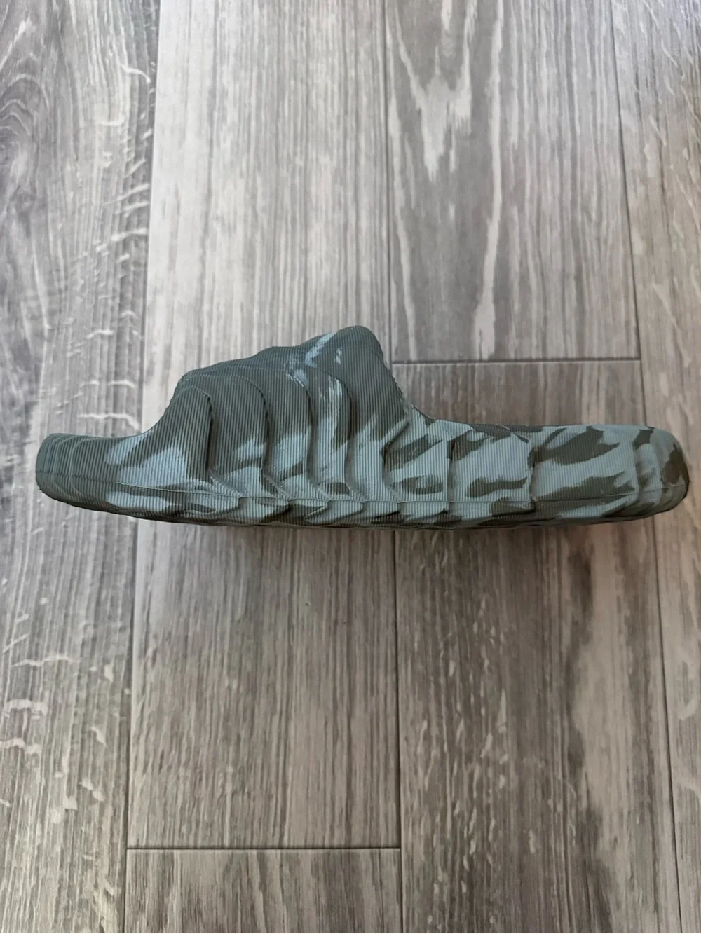 Adidas ADILETTE 22 Men's Slides OLIVE STRATA / SILVER GREEN Size 12 HP6517